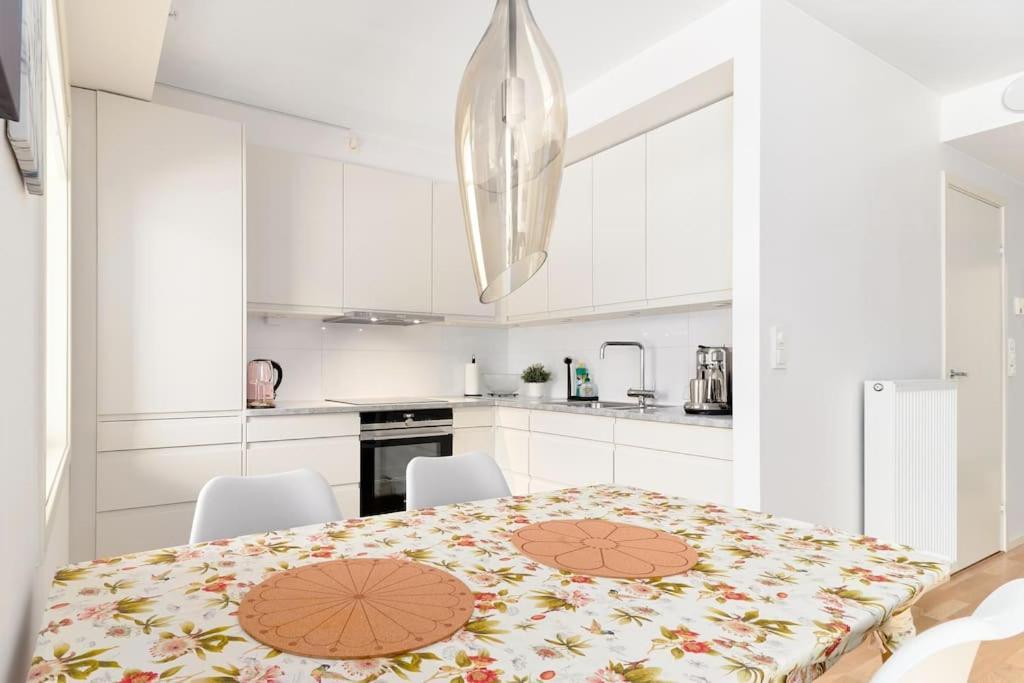 Bergen'S Finest: Sleek Oasis With Two Bedroom Exterior photo