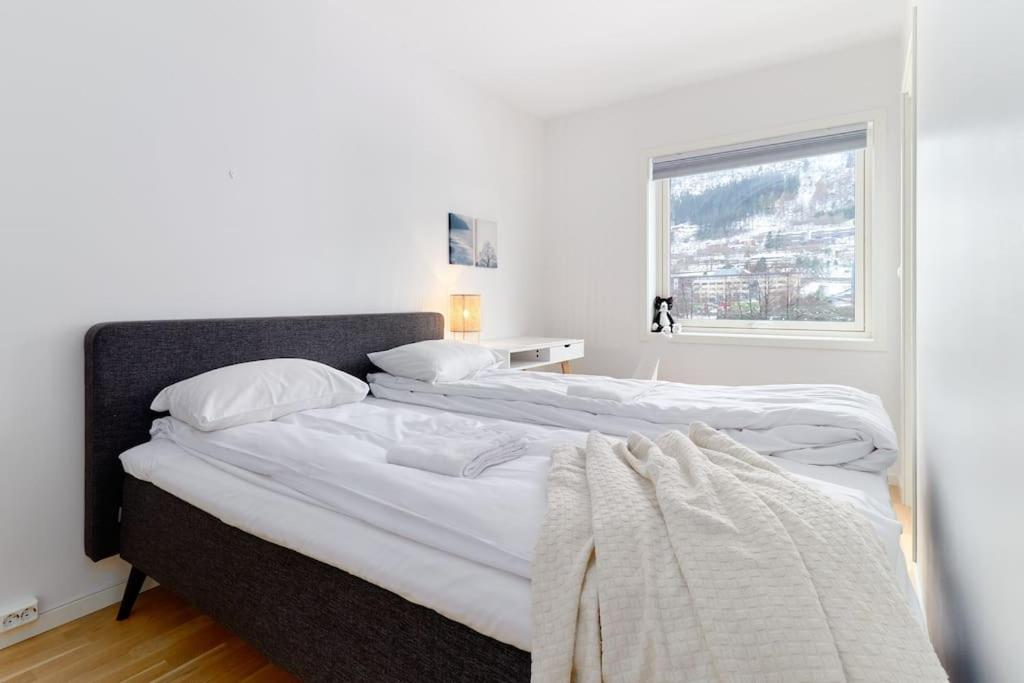 Bergen'S Finest: Sleek Oasis With Two Bedroom Exterior photo